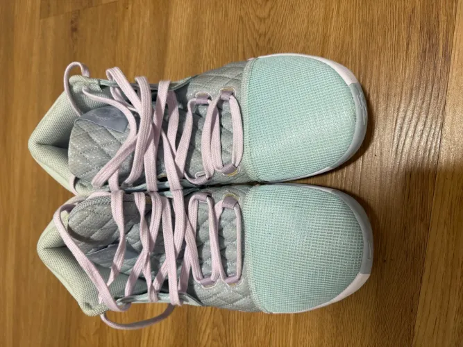 Nike LeBron Witness 8 na colorway azul glaciar com cadarços lilases