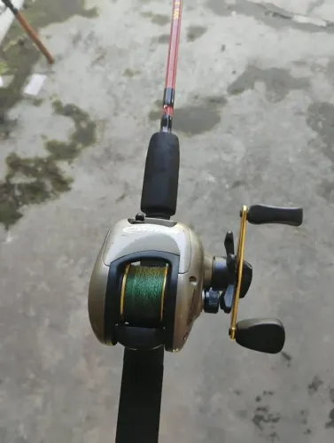 Vara e carretilha de pesca