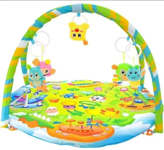 Tapete de atividades infantil com arco e móbiles interativos.