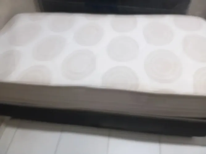 Cama colchão de molas ensacadas de solteiro.