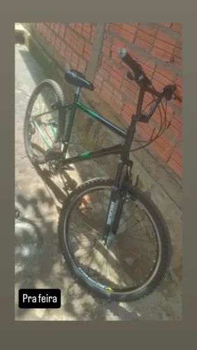 Vendo uma bicicleta Aro 26 tudo funcionando normal valor 400 , *