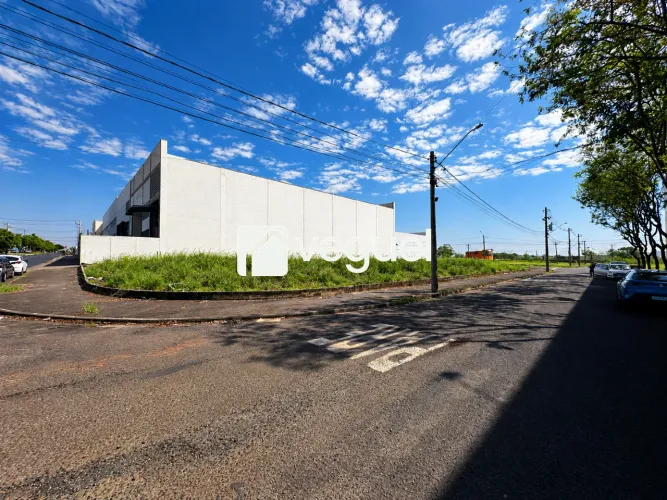 Terreno Comercial/Industrial de 1.680 m² à Venda no Jardim Jóquei Clube
