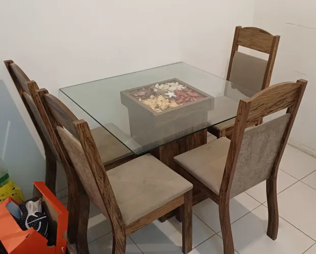 Mesa tampo de vidro 6mm tamanho 90cm x 90cm com 4 cadeiras acolchoadas. R$ 500,00