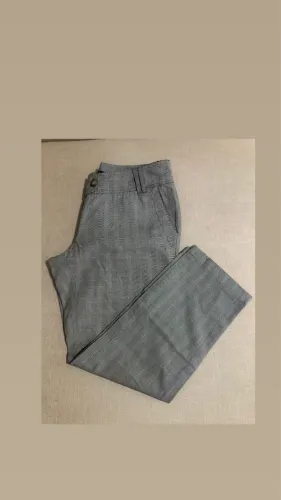 Calça feminina número 40 Cor cinza e xadrez