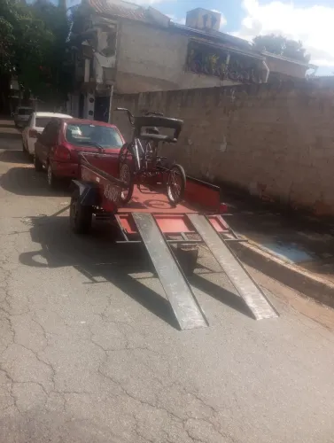 Carretinha reboque de duas utilidade serve pra carregar até três motos e usar ela fechada