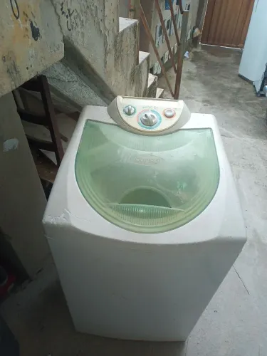 Vende se uma máquina de lavar roupa