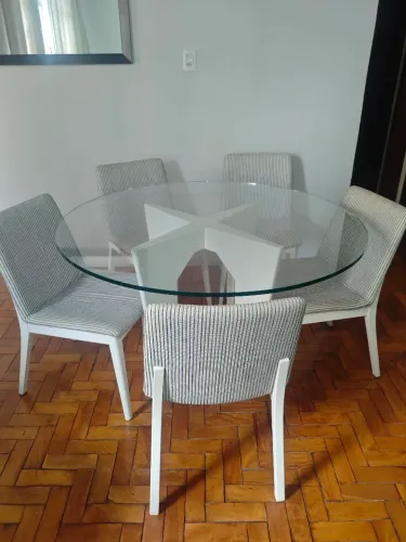 Mesa Redonda de Jantar 130cm Vidro 10mm + 5 Cadeiras Estofadas