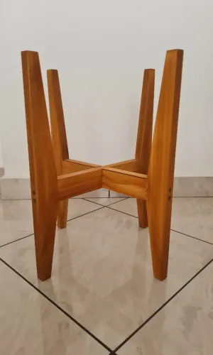 Suporte em madeira para vaso de planta