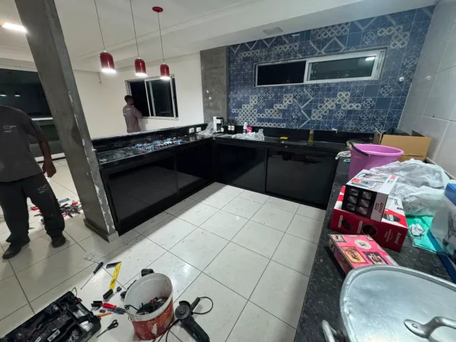 Bancada de cozinha em alumínio e vidro
