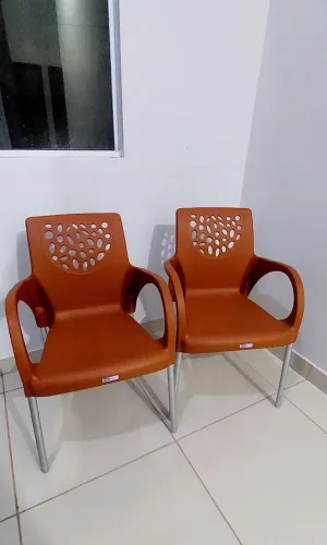 2 Cadeiras Poltronas Deluxe Forte Plástico para jardim ou sala de estar