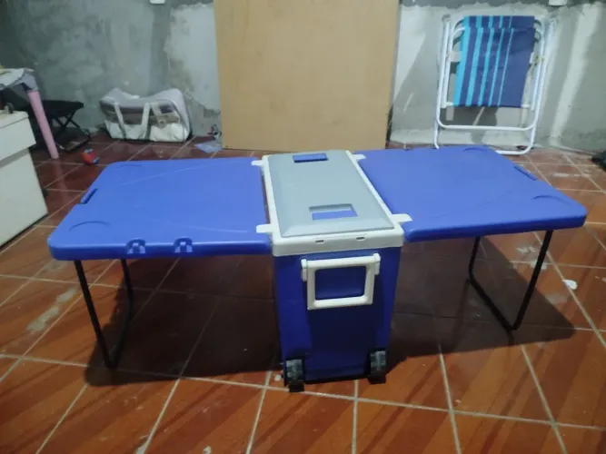 Cooler multifuncional com mesa 