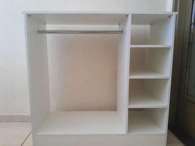 Vende-se cabideira com prateleiras