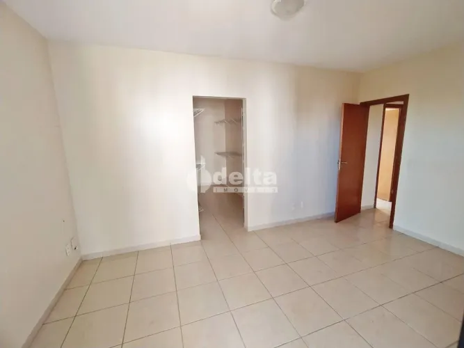 Apartamento com 4 quartos sendo 1 suíte disponível para locação no bairro Tabajaras em Ube
