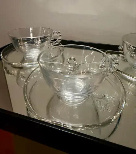 Conjunto com 4 Xícaras e 4 Pires em Vidro Transparente - Design - Excelente Estado