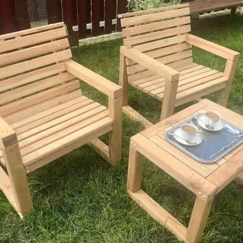 Duas poltronas com mesinha de centro