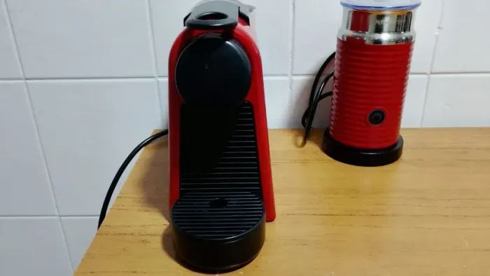 Cafeteira Nespresso Essenza + Aeroccino Original