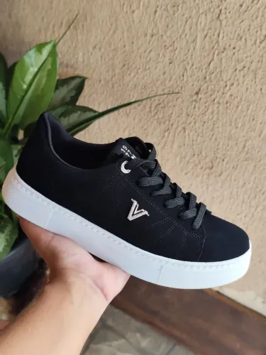 TÊNIS FEMININO PRETO COM SOLADO BRANCO