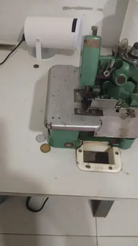 Vendo máquina overloque com mesa 