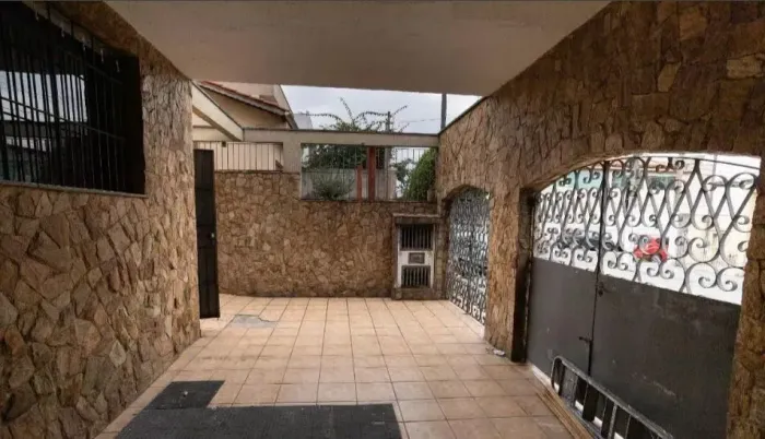 Sobrado com 307m² Amplo (4 Dorms/3 Suítes - 5 Vagas). Entre as estações do Metrô Belém e T