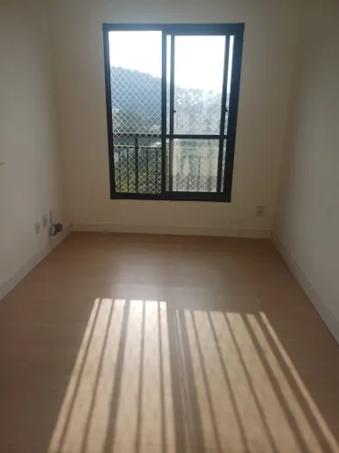 Apartamento modernizado(último andar), próximo ao Colégio Adventista de Cotia.