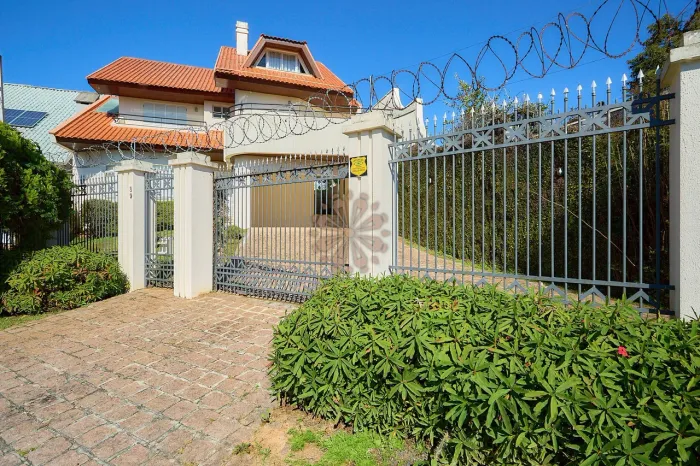 Casa de Alto Padrão para Aluguel no Barigui com 4 Quartos, amplo terreno e edicula