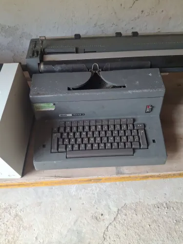 Máquina de escrever datilografar antiga relíquia