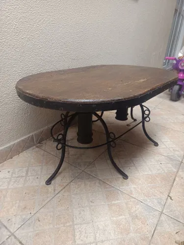 Mesa de centro em madeira e ferro