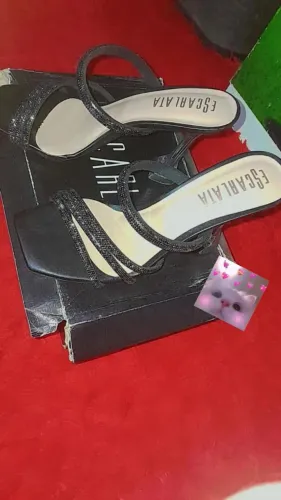 Vende se esse sapato número 37 38 tá novo