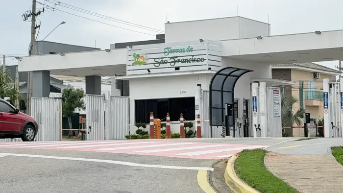 Casa de condomínio para venda com 200 metros quadrados com 3 quartos