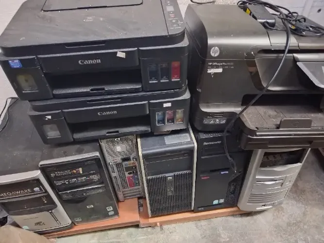Lote eletronico de PC e impressora
