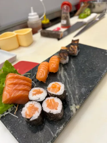 Sushiman ,ajudante de sushiman e cozinheiro