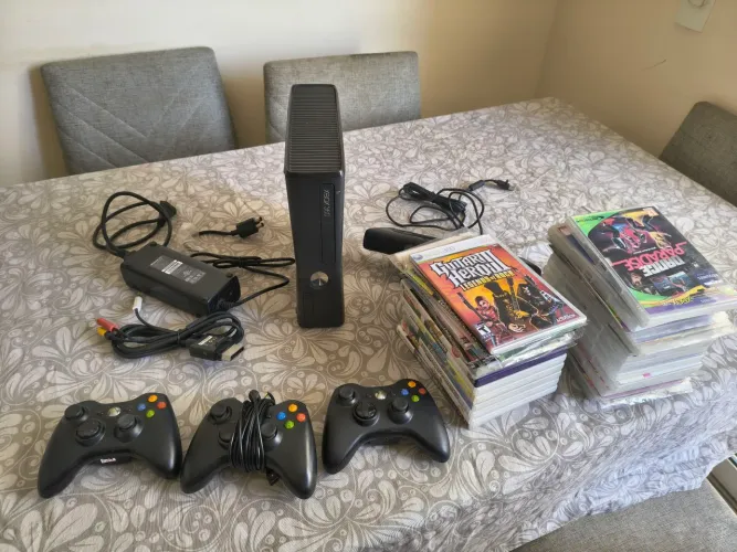 Xbox 360 Slim desbloqueado RGH com 3 controles Kinect e mais de 50 jogos