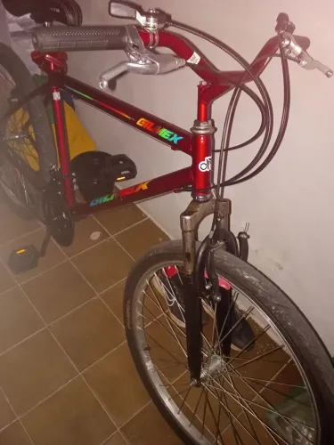 Bicicleta aro 26 com marchas e garfo com amortecedor