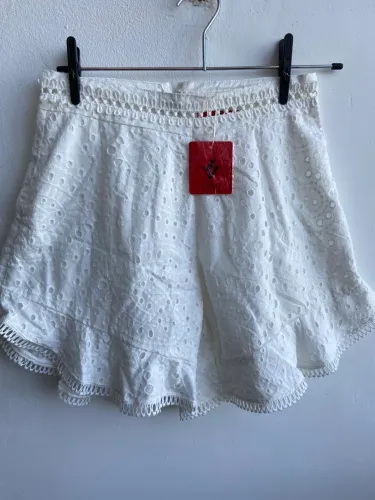 Short branco de bordado