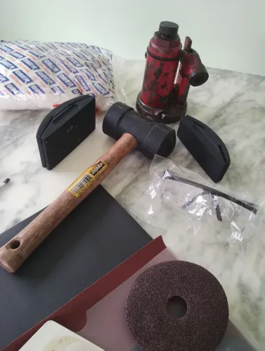 Vd um macaco pequeno, 2 tacos e martelo de borracha entre outros itens...