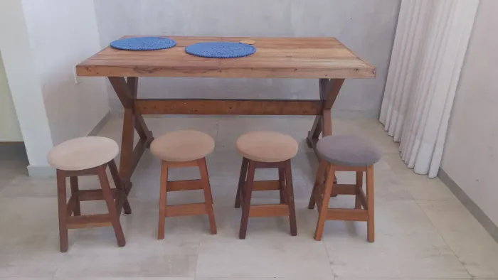 Venda de mesa de madeira e bancos