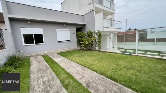 Casa térrea com piscina no Guarujá