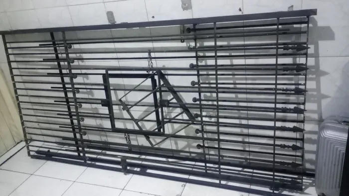 Vendo portão de ferro pra adegas já com abertura feita