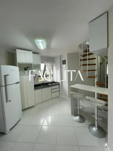 Apartamento duplex mobiliado com 1 quarto no bairro Canasvieiras, Florianópolis.