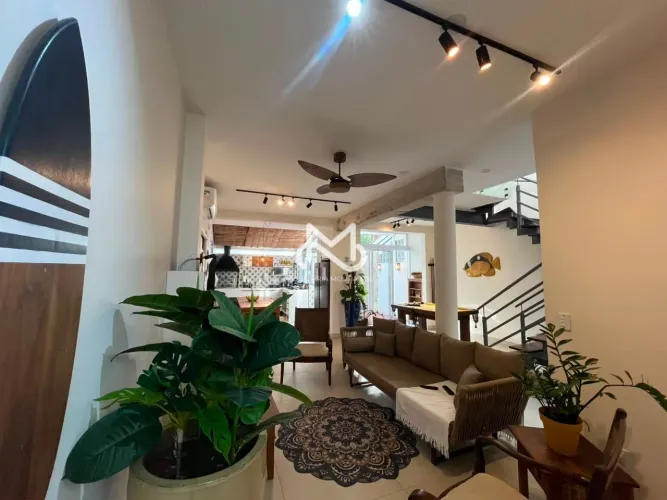 Casa à venda em Condomínio pé na areia no bairro Maitinga em Bertioga/SP