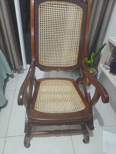 cadeira de balanço retro em madeira nobre com palhinha