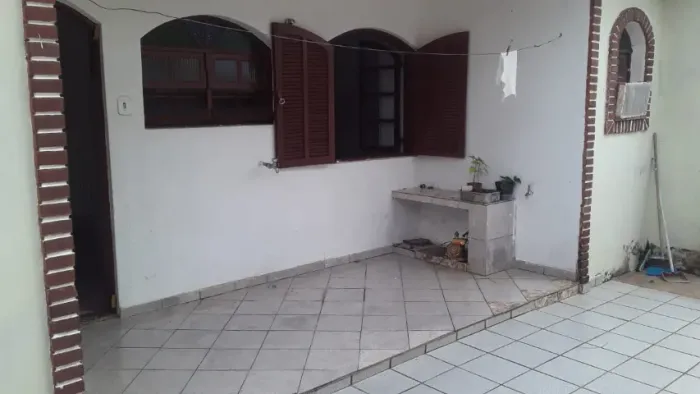 ALUGA EM PERUÍBE - CASA DE FUNDOS - MOBILIADA - COM CAUÇÃO