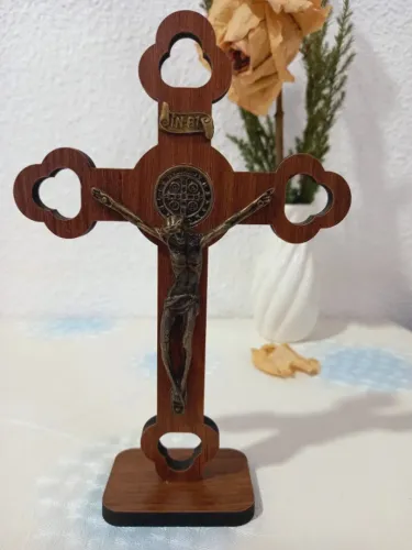 Crucifixo De Mesa Com Medalha De São Bento - Mdf Vazado 18cm Madeira