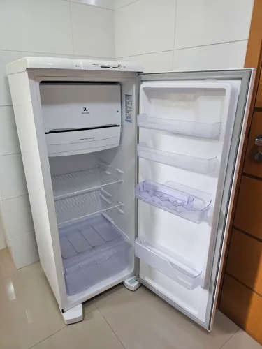 Geladeira Electrolux RE31 Degelo Prático