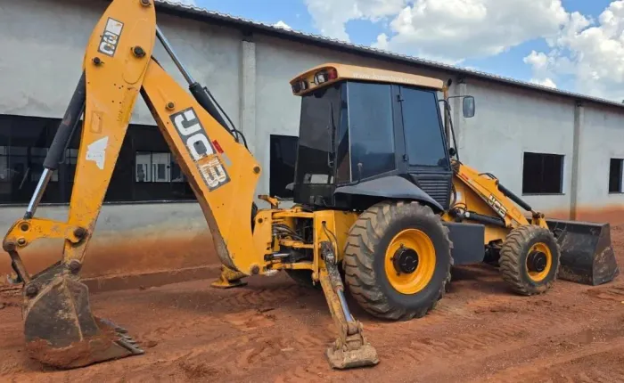 Vendo Retroescavadeira JCB 3C