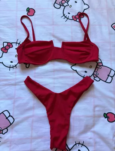 Biquíni meia taça asa delta vermelho