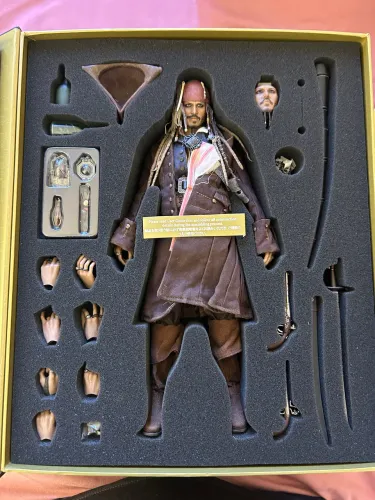 Vendo 03 Bonecos Piratas do Caribe da Hot Toys
