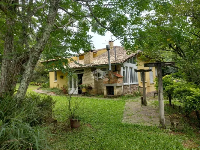 Sítio com área de 7.320 m² com espetacular casa rústica de 302,79 m² privativos na Zona Su