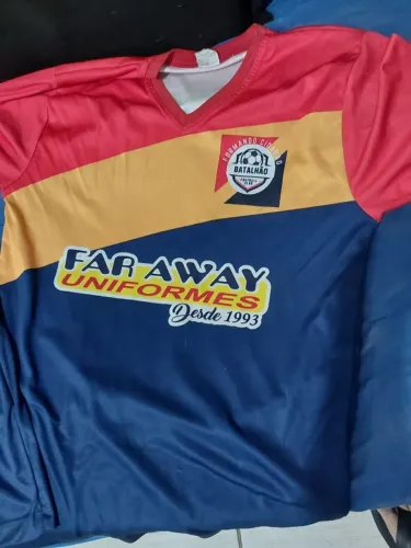 Jogo de uniforme vermelho,amarelo e azul
