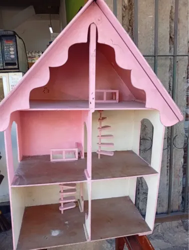Casinha de boneca em madeira em bom está Vários ambientes . Tamanho médio